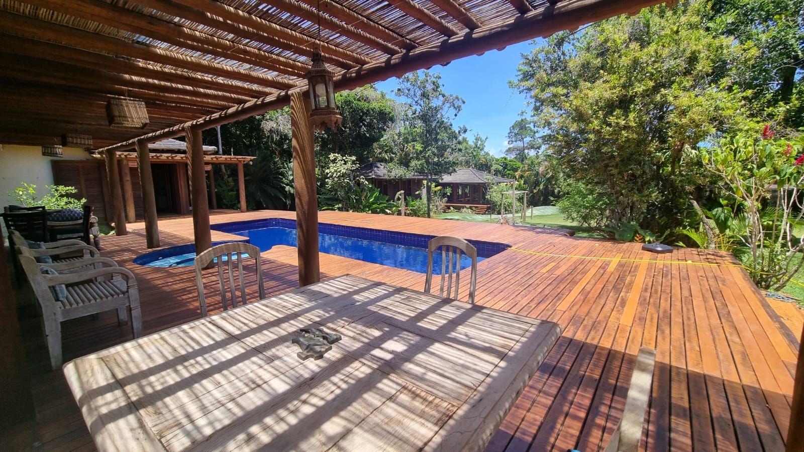 Deck piscina Casa Verde.jpg
