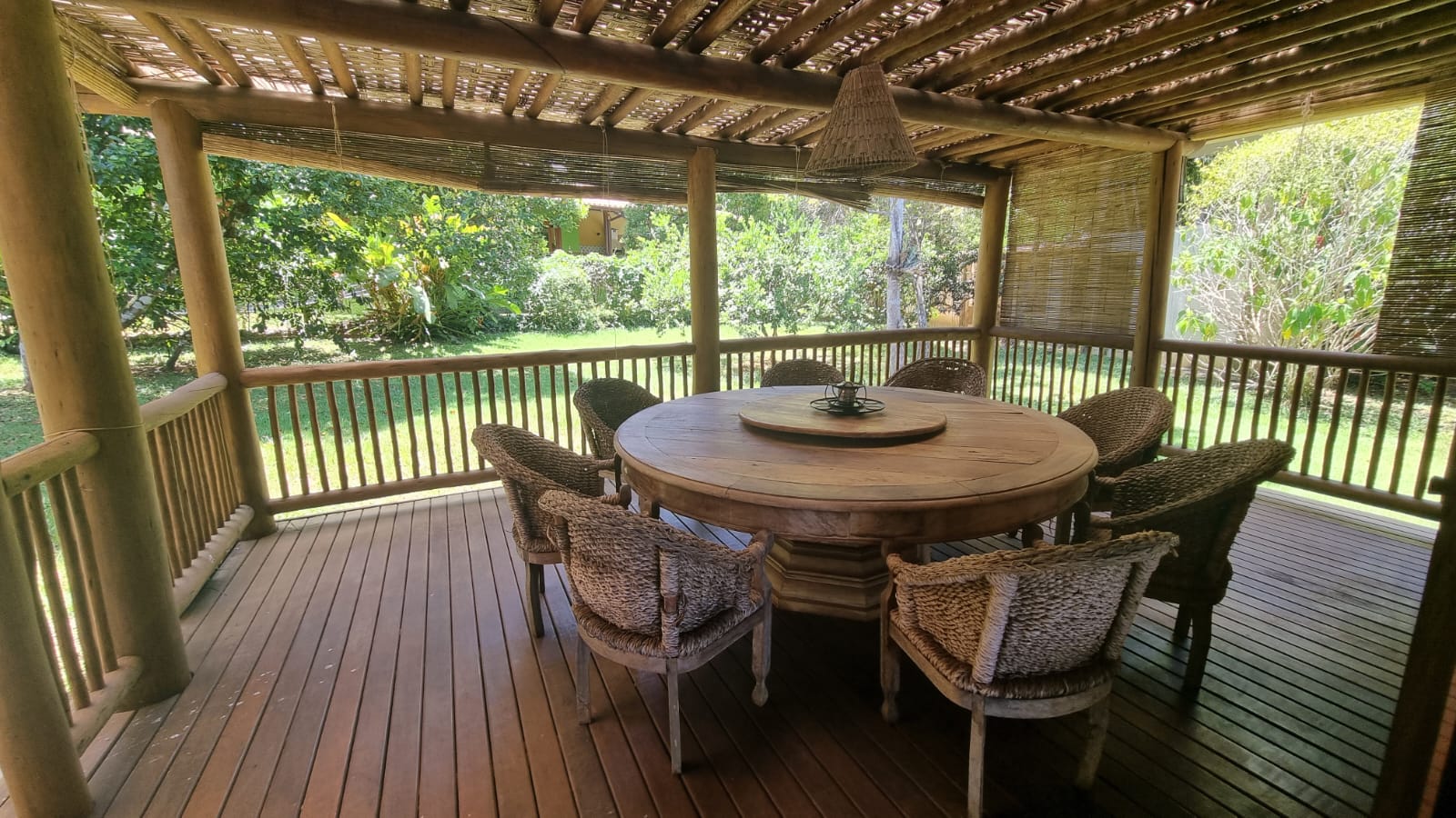 Mesa redonda na varanda.jpg